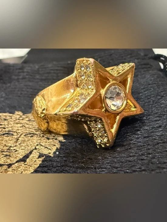 Versace
AUTHENTIC GIANNI VERSACE
SUNBURST RING
Versace Gold Star Ring - Picture 11 of 14